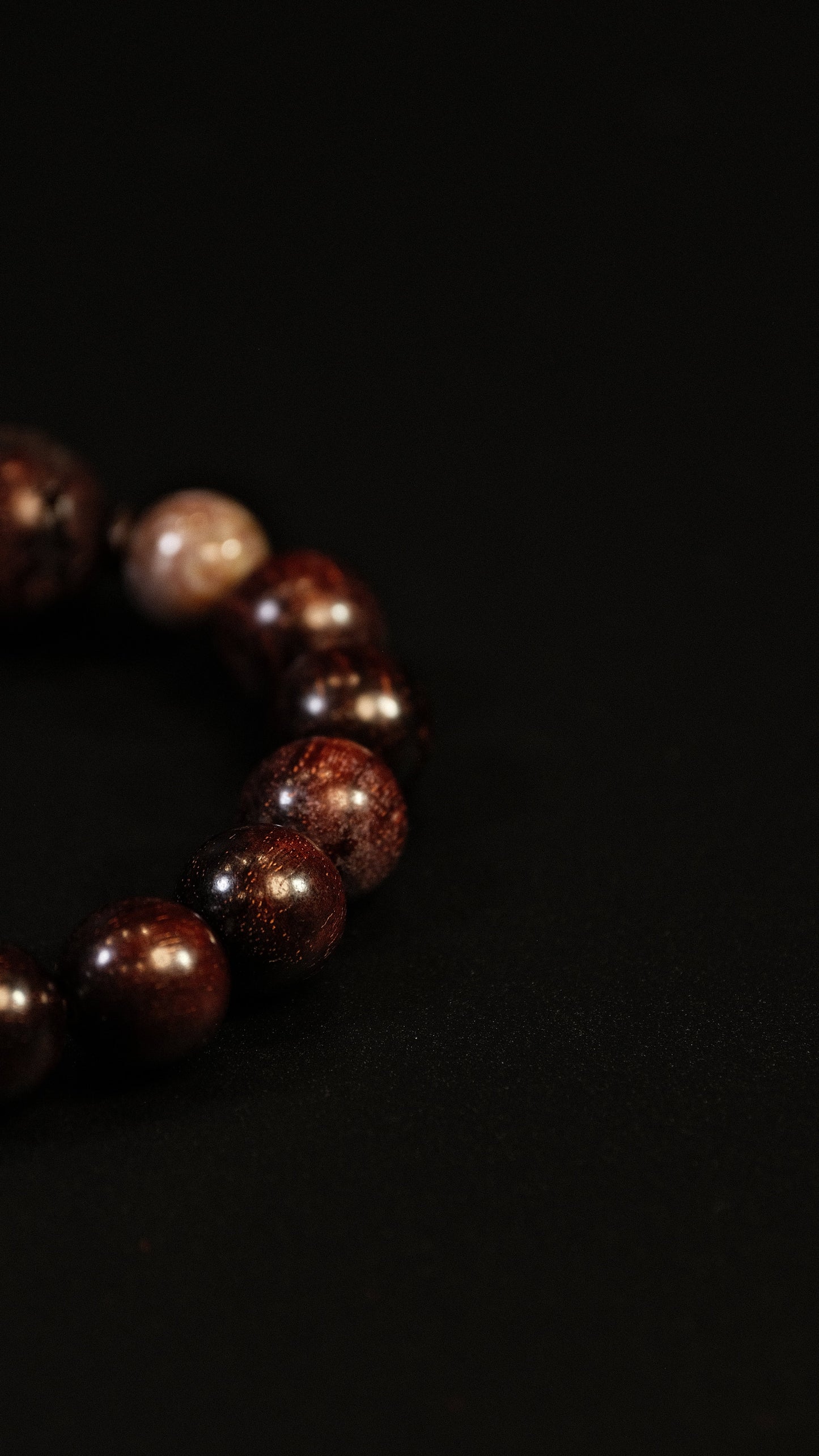 HUSHFOOT Carved Red Sandalwood Bead Bracelet